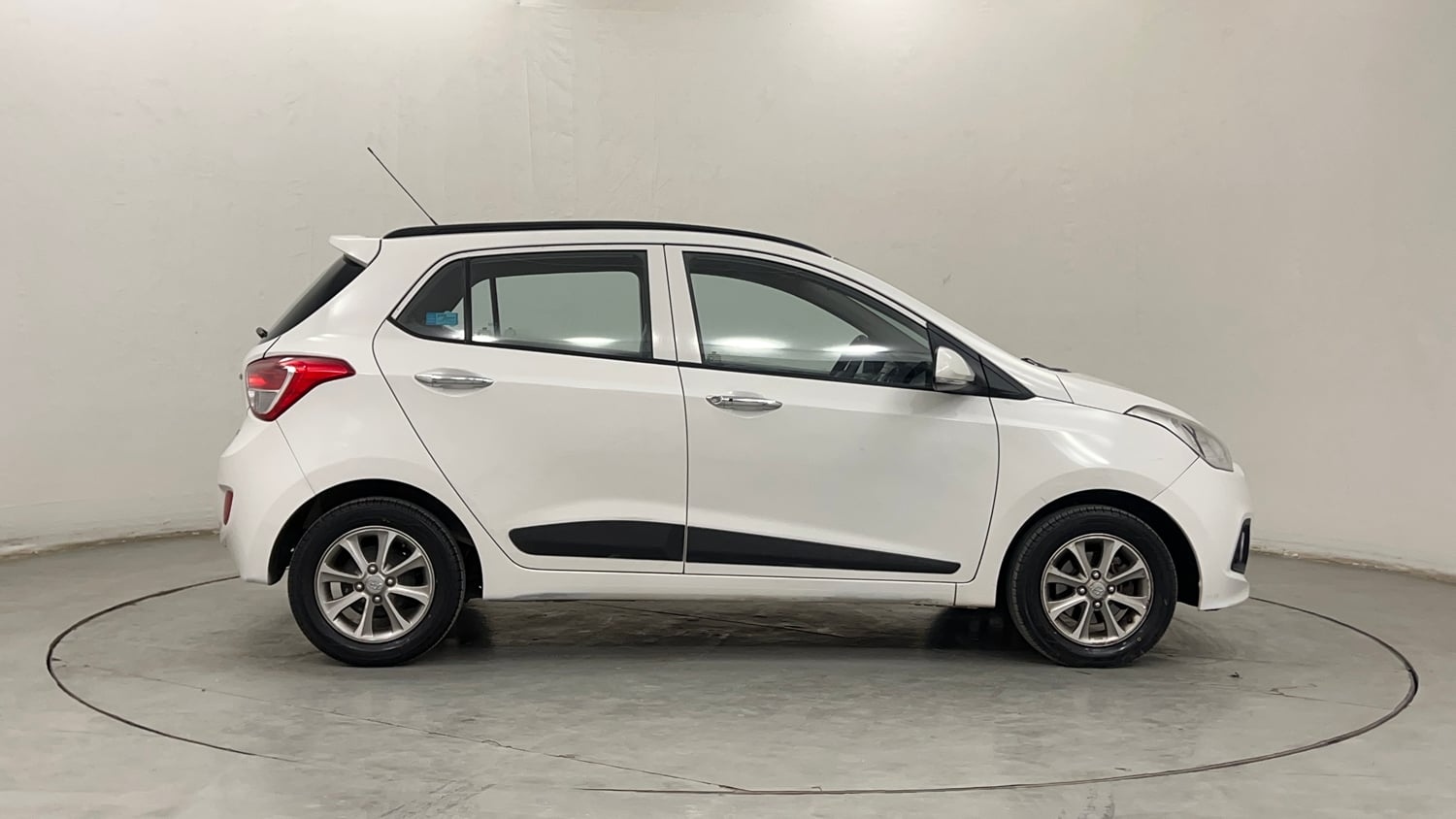 Used 2016 Hyundai Grand i10 Asta 1.2 Kappa VTVT (O) Petrol Manual exterior RIGHT SIDE VIEW