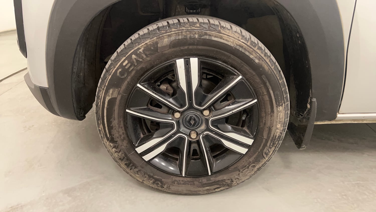 Used 2022 Renault Kwid CLIMBER AMT Petrol Automatic tyres LEFT FRONT TYRE RIM VIEW