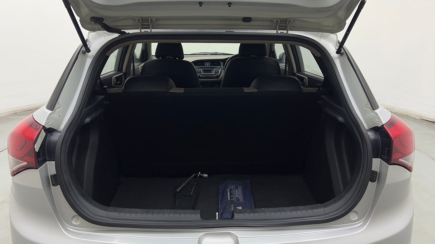 Used 2017 Hyundai Elite i20 Sportz 1.2 Petrol Manual interior DICKY INSIDE VIEW