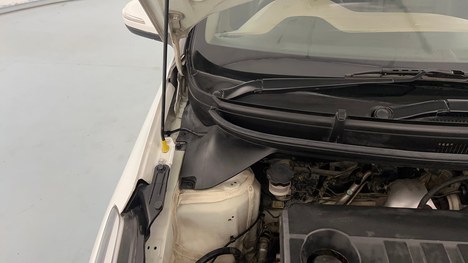 Used 2017 Hyundai Elite i20 Asta 1.4 CRDI (O) Diesel Manual engine ENGINE RIGHT SIDE HINGE & APRON VIEW