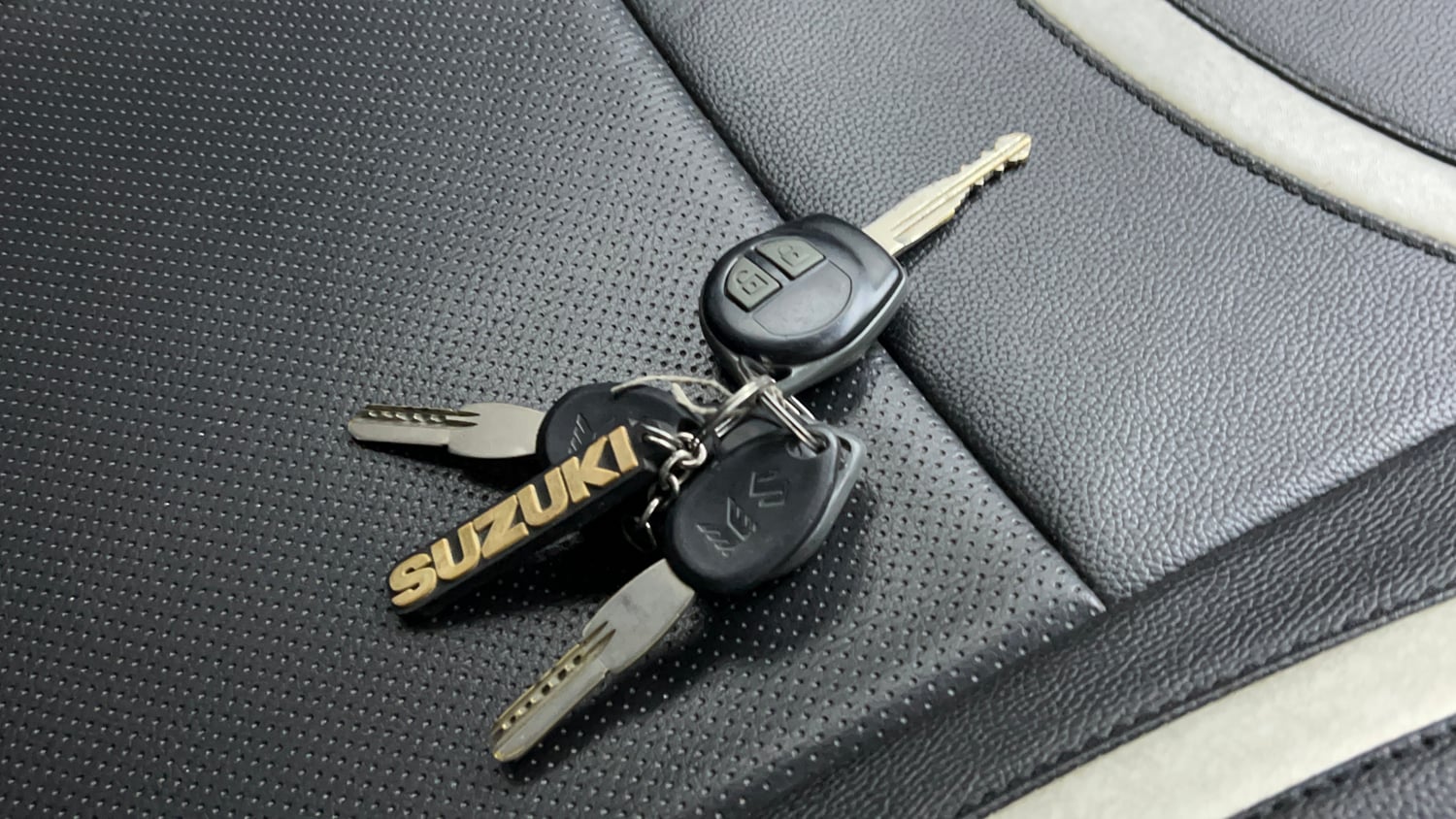 Used 2016 Maruti Suzuki Swift Lxi (O) Petrol Manual extra CAR KEY VIEW