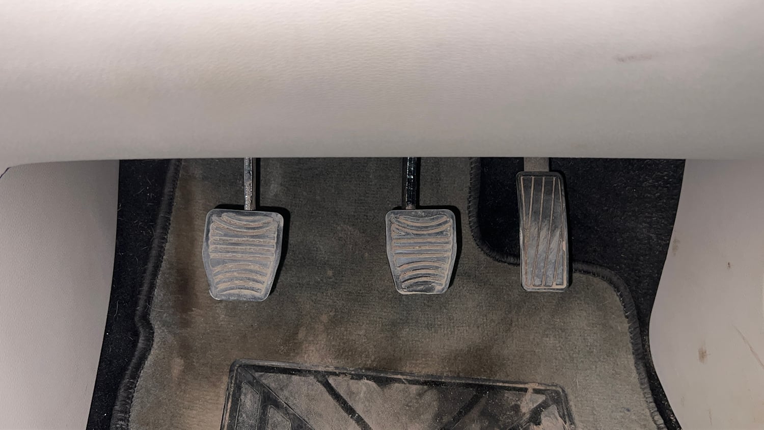 Used 2022 Mahindra XUV 300 W8 (O) 1.2 Petrol Petrol Manual interior PEDALS VIEW