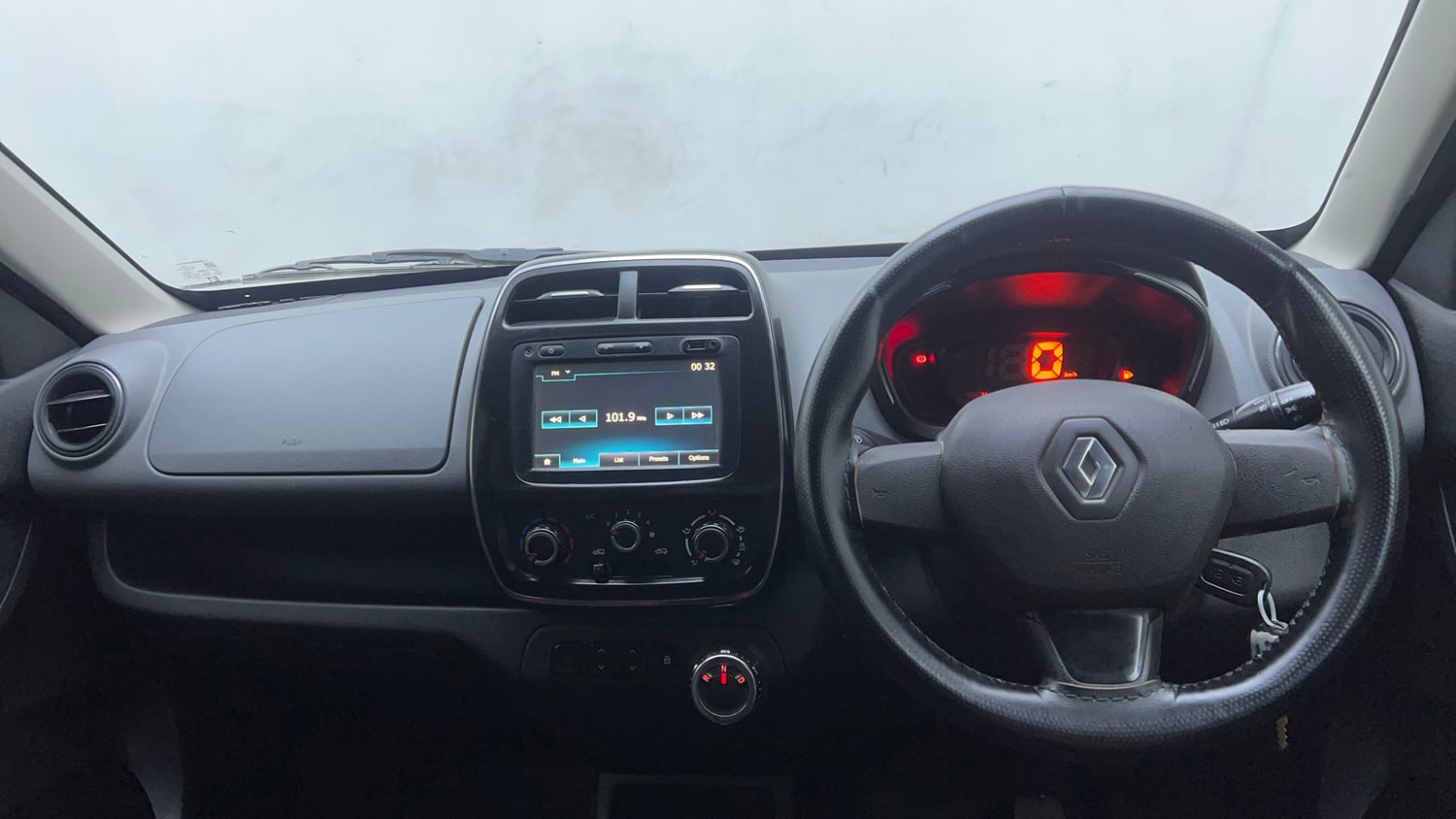 Used 2018 Renault Kwid 1.0 RXT AMT Opt Petrol Automatic interior DASHBOARD VIEW
