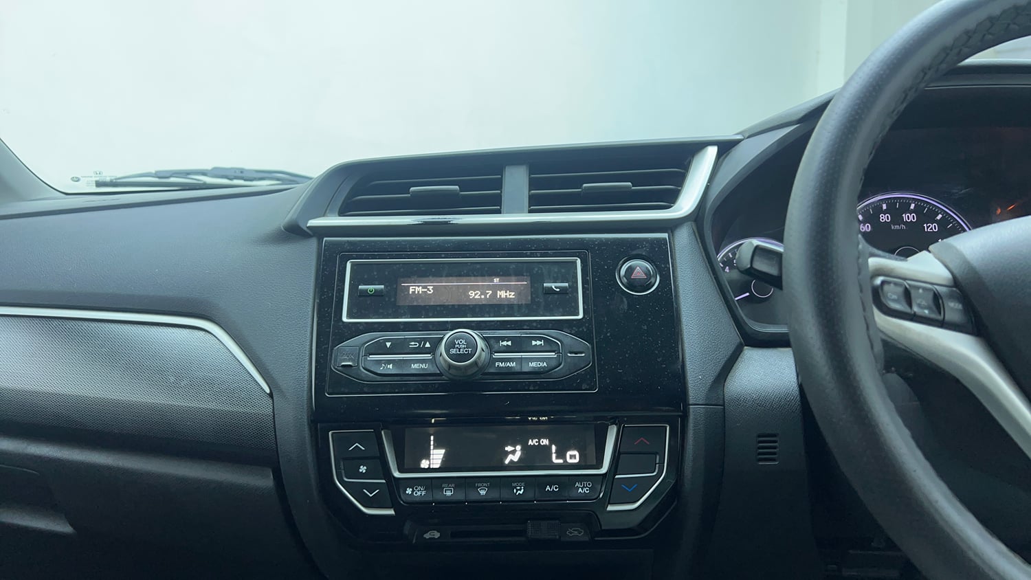 Used 2017 Honda BR-V VX Petrol Petrol Manual top_features Integrated (in-dash) music system
