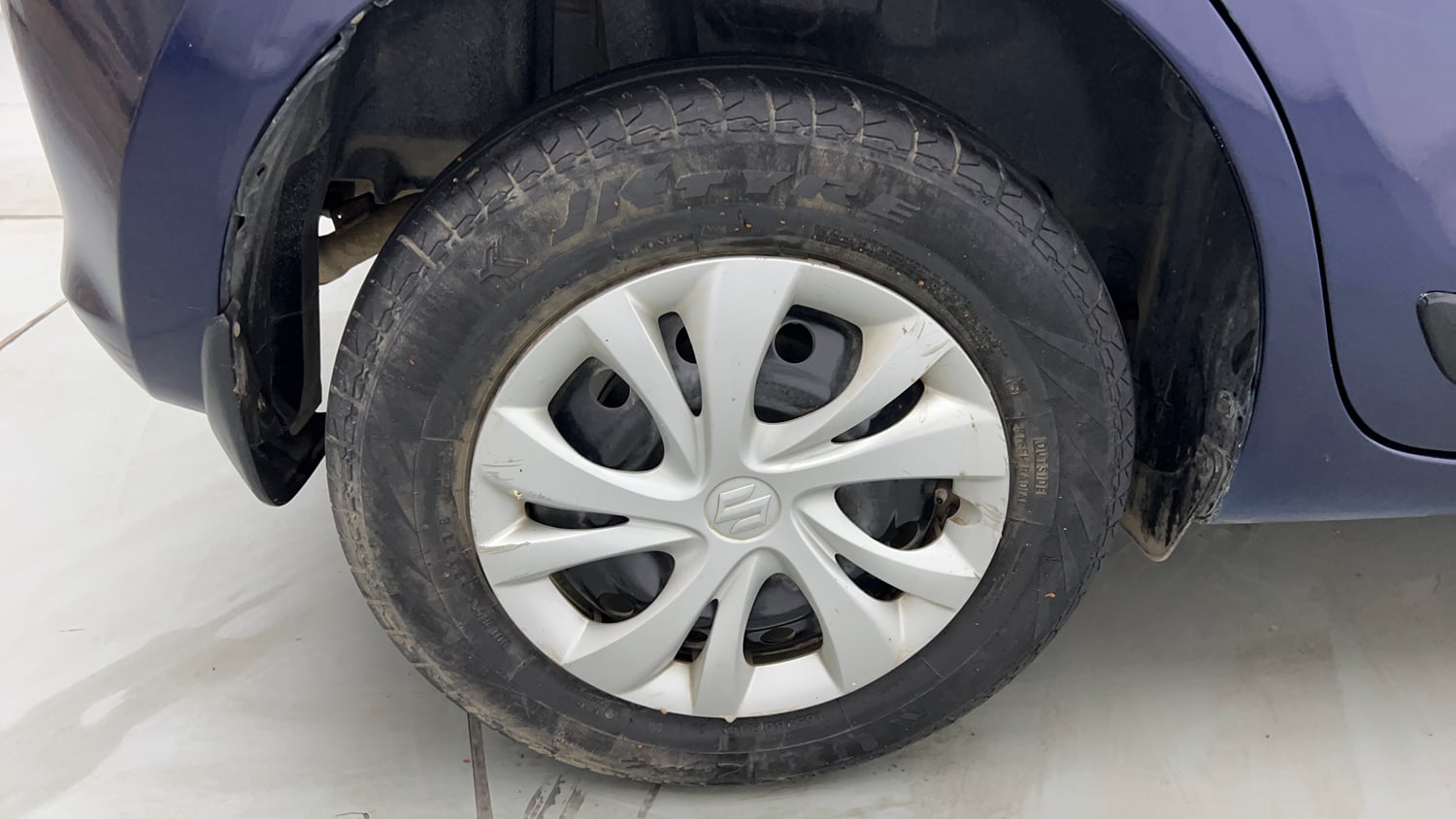 Used 2023 Maruti Suzuki Swift VXi Petrol Manual tyres RIGHT REAR TYRE RIM VIEW