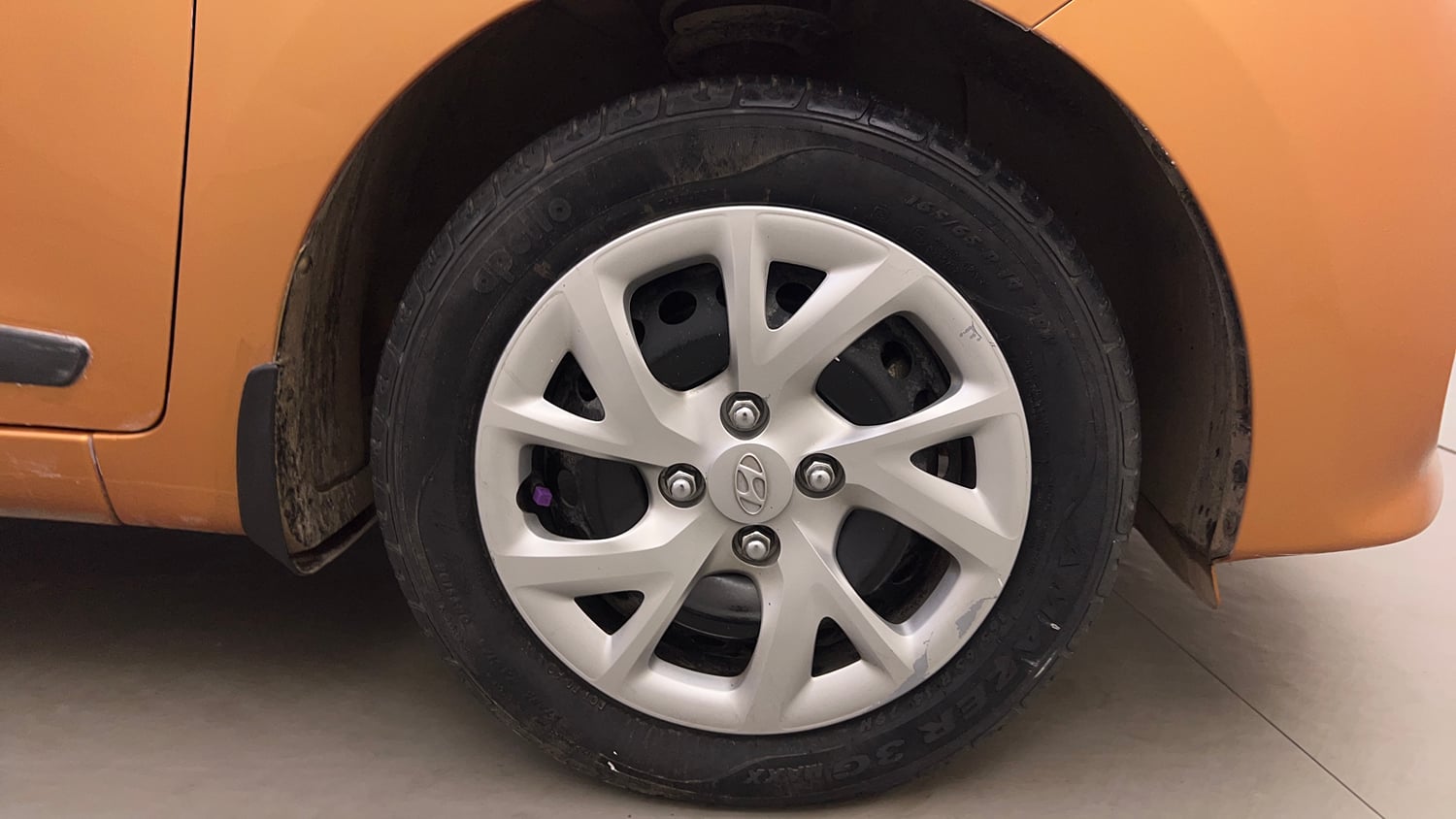 Used 2017 Hyundai Grand i10 Sportz (O) 1.2 Kappa VTVT Petrol Manual tyres RIGHT FRONT TYRE RIM VIEW