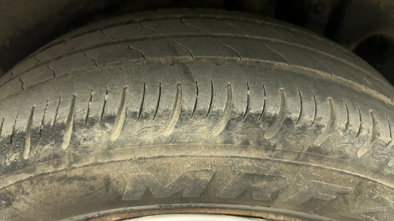 Used 2015 Maruti Suzuki Ertiga VXI CNG (Outside Fitted) Cng Manual tyres LEFT REAR TYRE TREAD VIEW