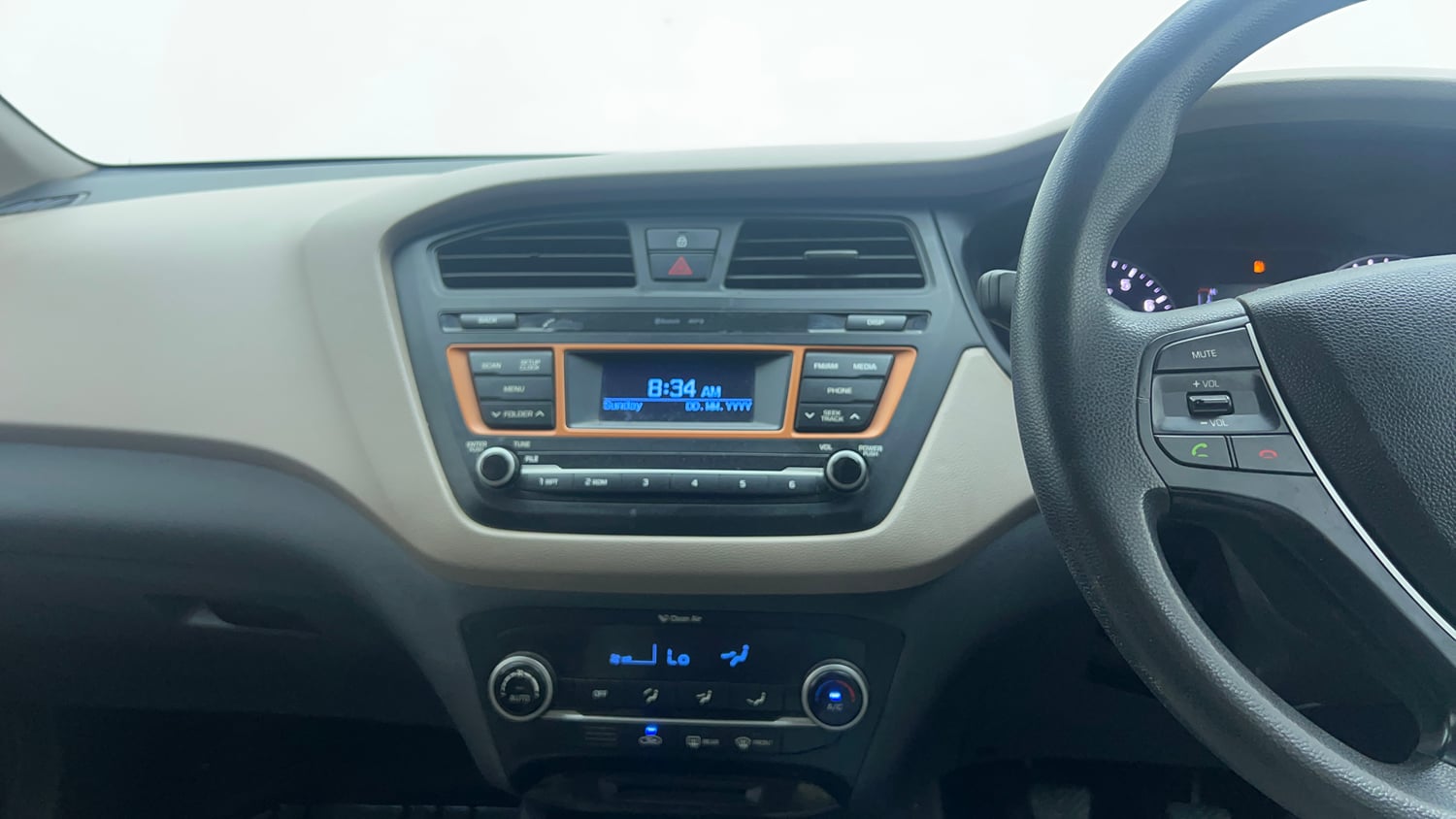 Used 2015 Hyundai Elite i20 Sportz 1.2 Petrol Manual top_features Integrated (in-dash) music system