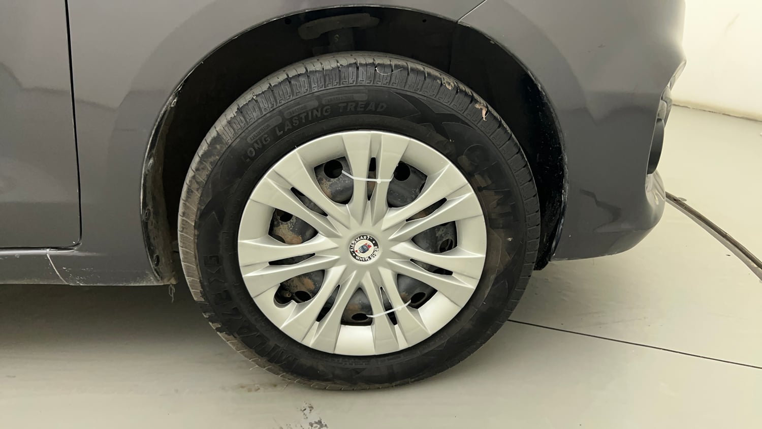 Used 2015 Maruti Suzuki Ertiga VXI CNG (Outside Fitted) Cng Manual tyres RIGHT FRONT TYRE RIM VIEW
