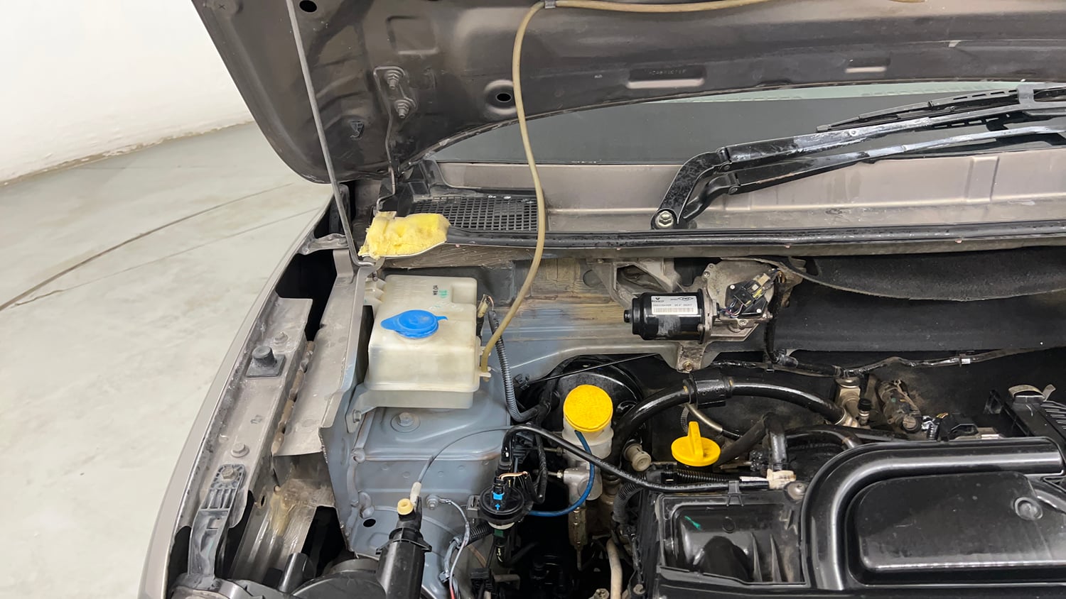 Used 2017 Renault Kwid CLIMBER 1.0 Petrol Manual engine ENGINE RIGHT SIDE HINGE & APRON VIEW