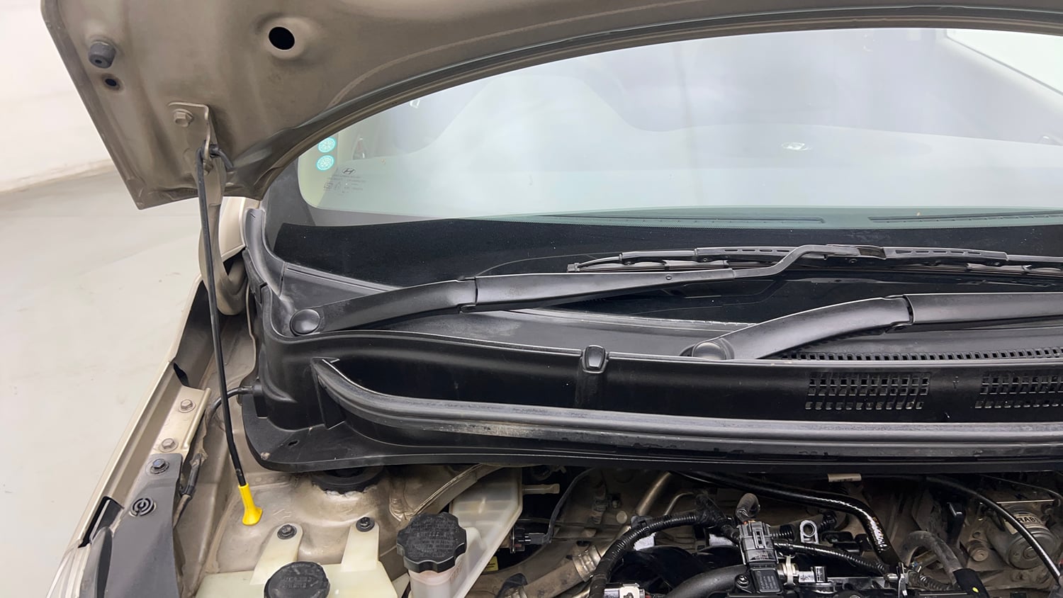 Used 2020 Hyundai Santro Asta Petrol Manual engine ENGINE RIGHT SIDE HINGE & APRON VIEW