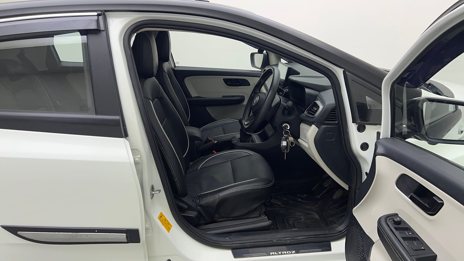 Used 2022 Tata Altroz XE Petrol Petrol Manual interior RIGHT SIDE FRONT DOOR CABIN VIEW