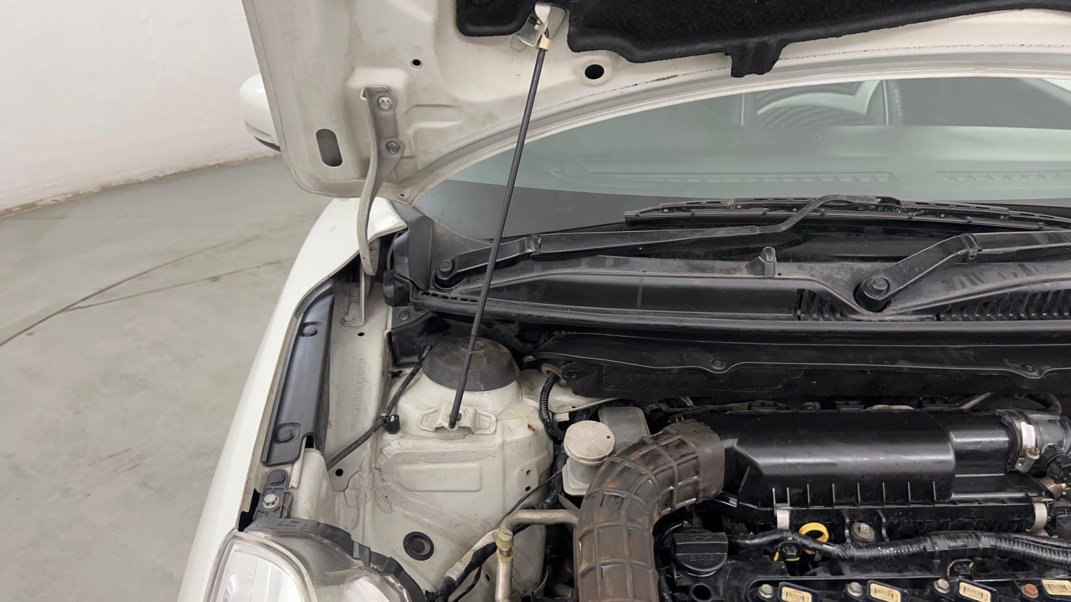 Used 2017 Maruti Suzuki Baleno Delta 1.2 Petrol Manual engine ENGINE RIGHT SIDE HINGE & APRON VIEW