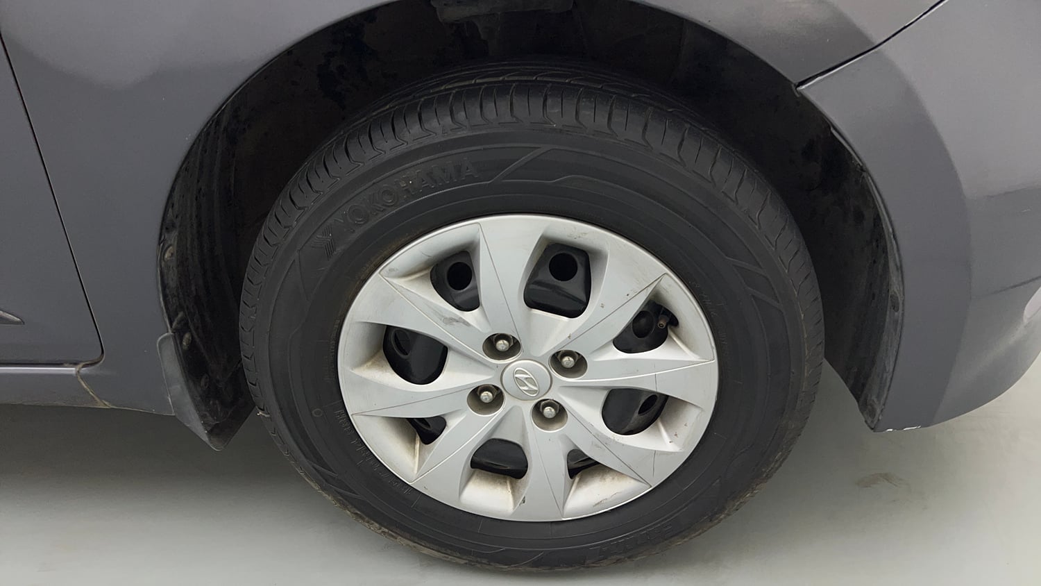 Used 2016 Hyundai Elite i20 Sportz 1.2 Petrol Manual tyres RIGHT FRONT TYRE RIM VIEW