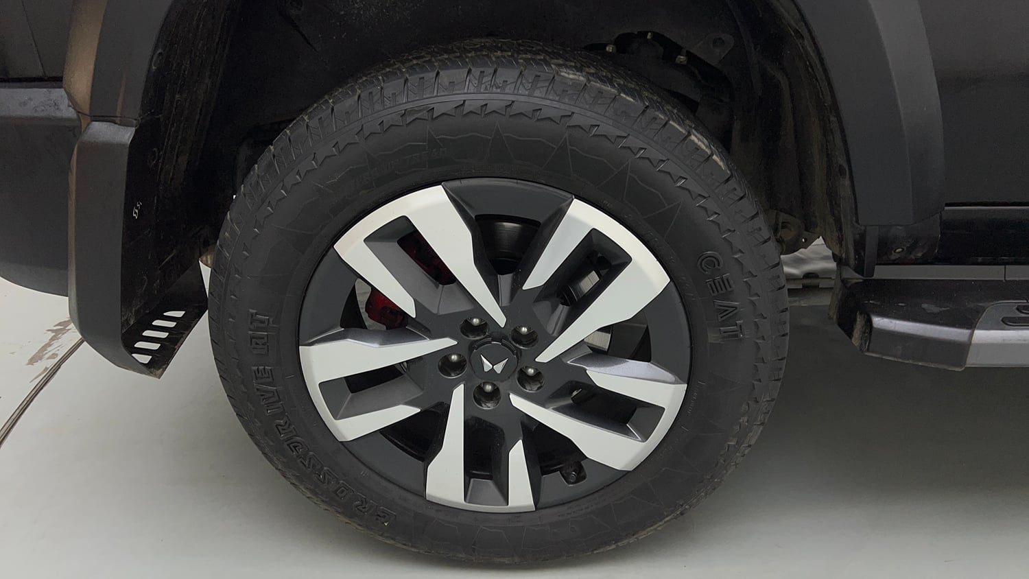Used 2025 Mahindra Thar Roxx AX7 L Diesel AT 2WD Diesel Automatic tyres RIGHT REAR TYRE RIM VIEW