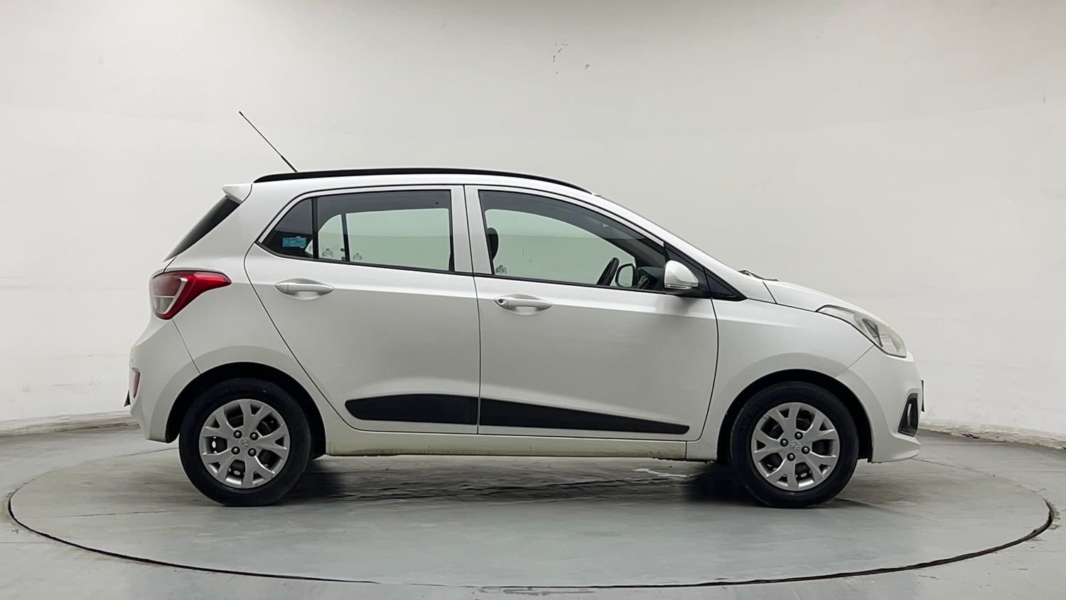 Used 2016 Hyundai Grand i10 Sportz 1.2 Kappa VTVT Petrol Manual exterior RIGHT SIDE VIEW