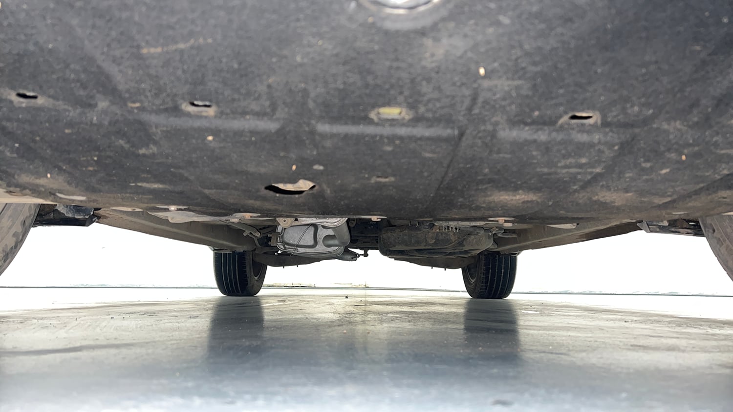 Used 2021 Mahindra XUV700 AX 7 Petrol AT Luxury Pack 7 STR Petrol Automatic extra FRONT LEFT UNDERBODY VIEW