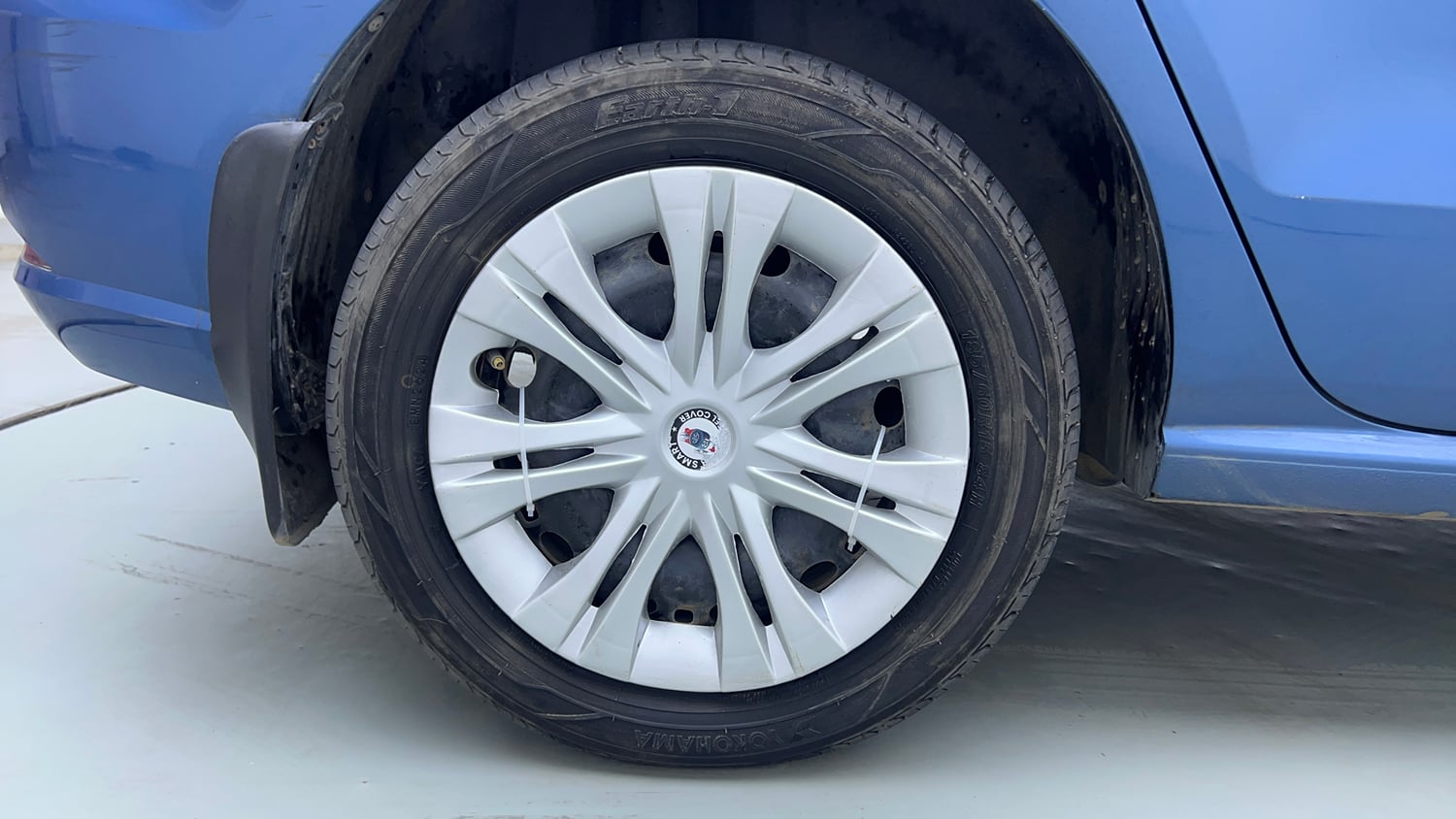 Used 2016 Volkswagen Ameo Comfortline 1.2L (P) Petrol Manual tyres RIGHT REAR TYRE RIM VIEW