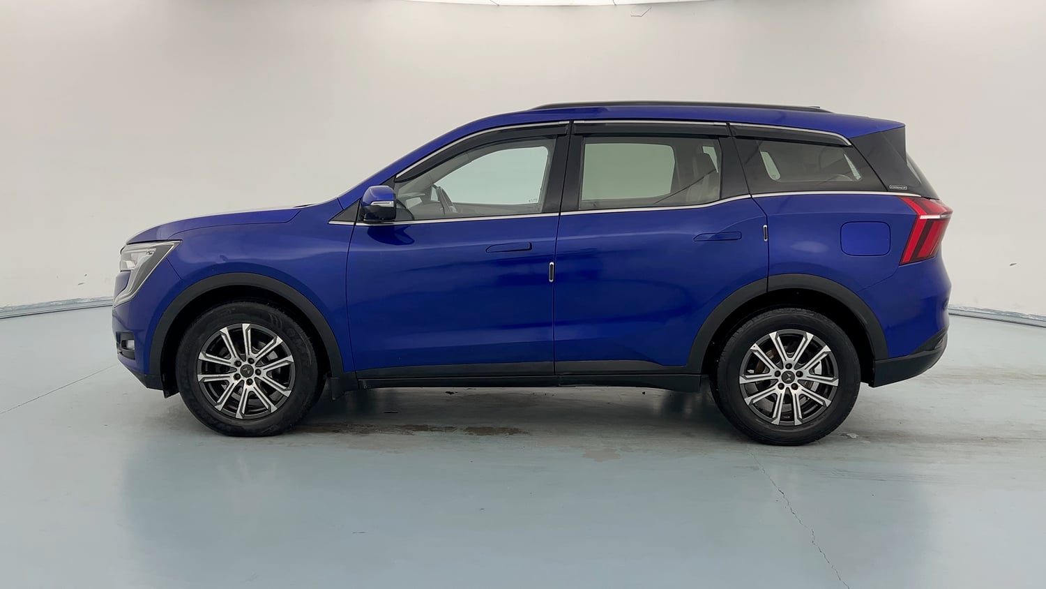 Used 2021 Mahindra XUV700 AX 7 Petrol AT Luxury Pack 7 STR Petrol Automatic exterior LEFT SIDE VIEW