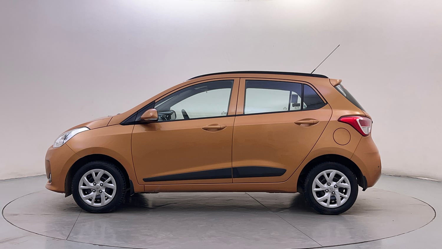 Used 2017 Hyundai Grand i10 Sportz (O) 1.2 Kappa VTVT Petrol Manual exterior LEFT SIDE VIEW