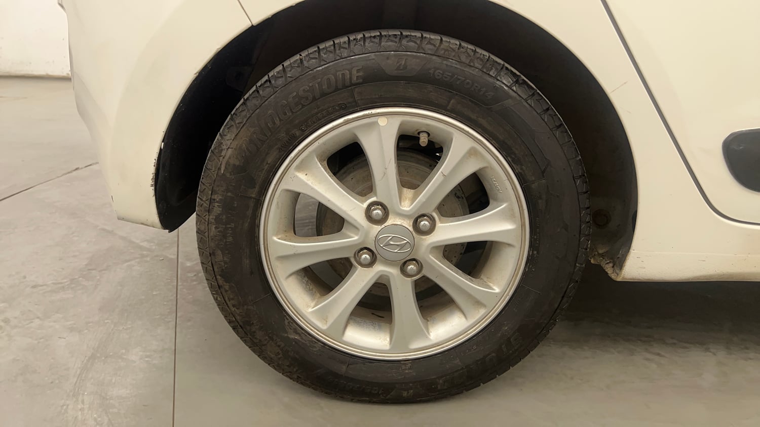 Used 2015 Hyundai Grand i10 Asta AT 1.2 Kappa VTVT Petrol Automatic tyres RIGHT REAR TYRE RIM VIEW