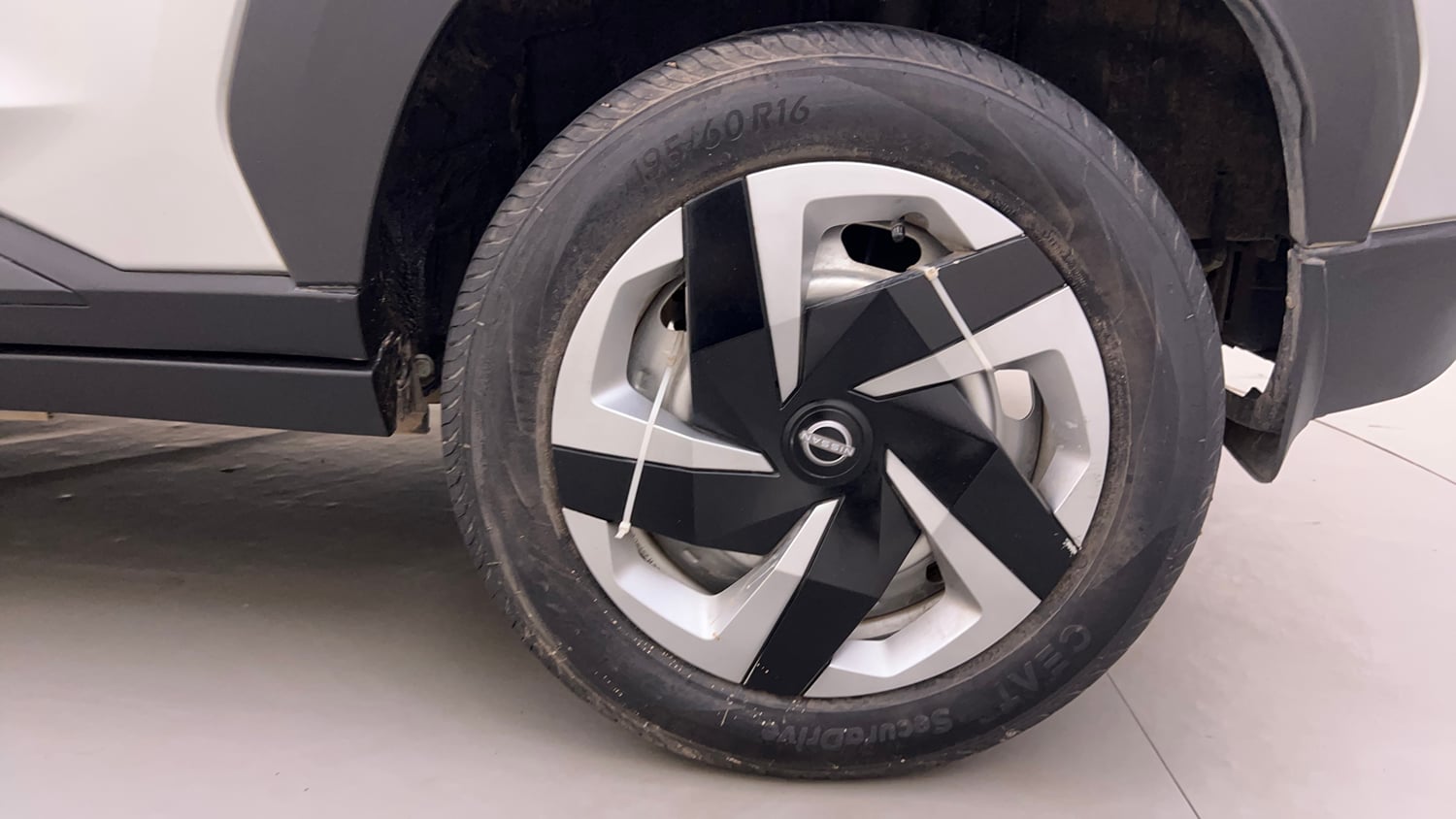 Used 2025 Nissan Magnite Visia B4D 1.0 Petrol AMT Petrol Automatic tyres LEFT REAR TYRE RIM VIEW