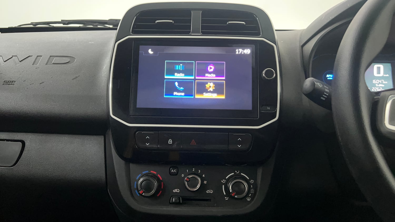 Used 2022 Renault Kwid CLIMBER AMT Petrol Automatic interior MUSIC SYSTEM & AC CONTROL VIEW