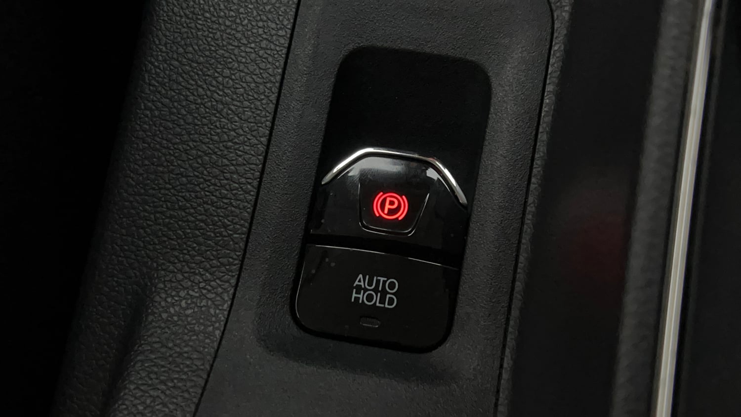 Used 2025 Mahindra Thar Roxx AX7 L Diesel AT 2WD Diesel Automatic top_features Electronic parking brake