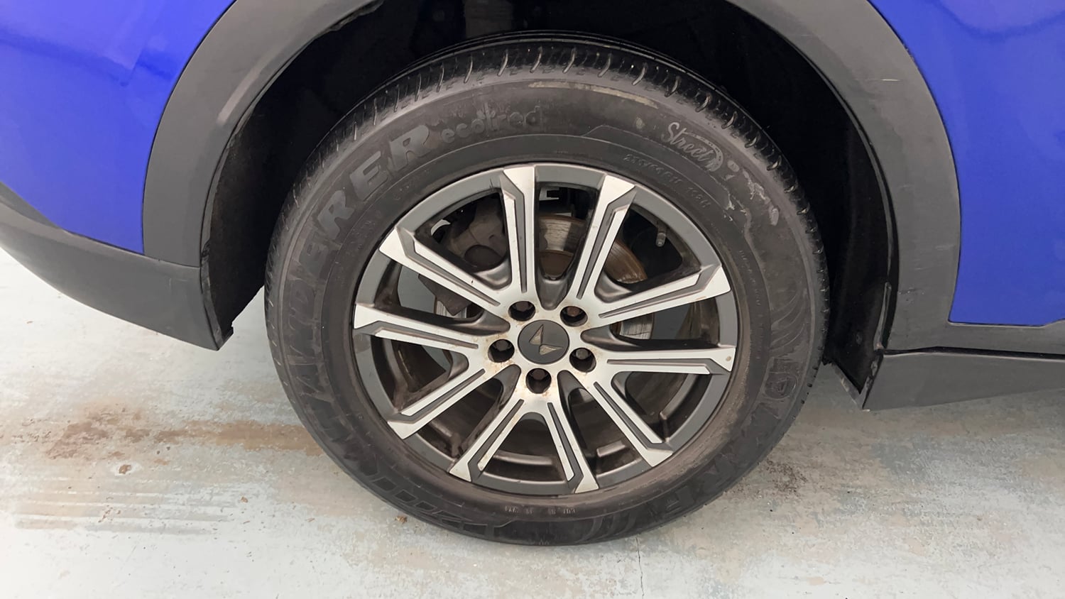 Used 2021 Mahindra XUV700 AX 7 Petrol AT Luxury Pack 7 STR Petrol Automatic tyres RIGHT REAR TYRE RIM VIEW