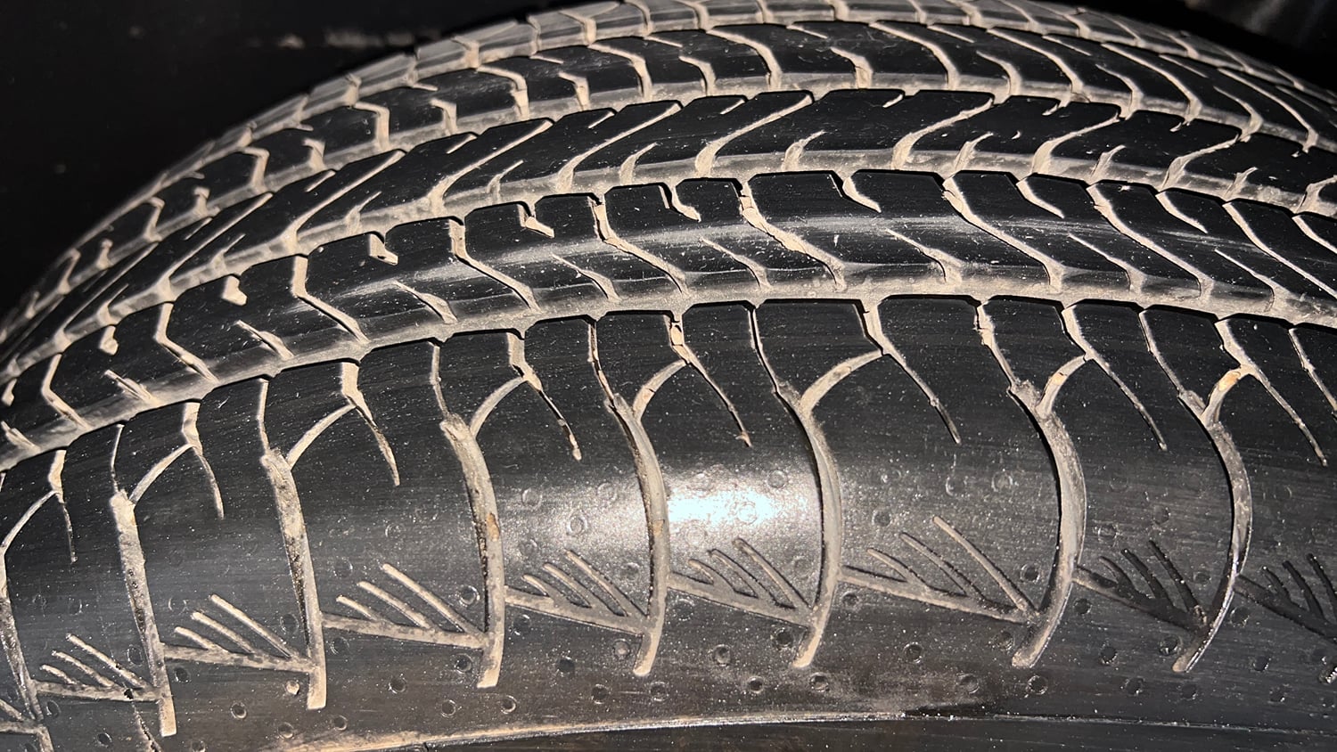 Used 2023 Toyota Urban Cruiser Hyryder V AT NeoDrive Petrol Automatic tyres LEFT REAR TYRE TREAD VIEW