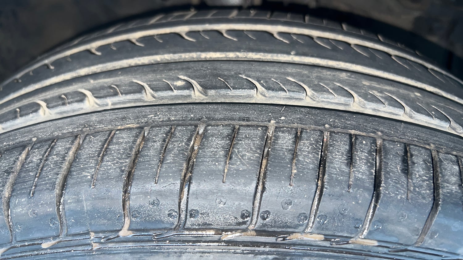 Used 2015 Maruti Suzuki Swift Dzire ZXI Petrol Manual tyres RIGHT FRONT TYRE TREAD VIEW