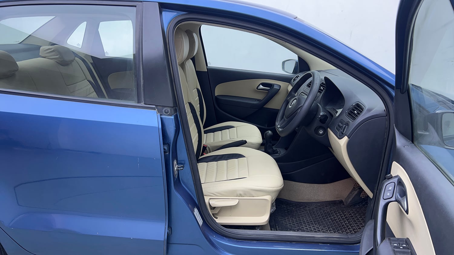 Used 2016 Volkswagen Ameo Comfortline 1.2L (P) Petrol Manual interior RIGHT SIDE FRONT DOOR CABIN VIEW