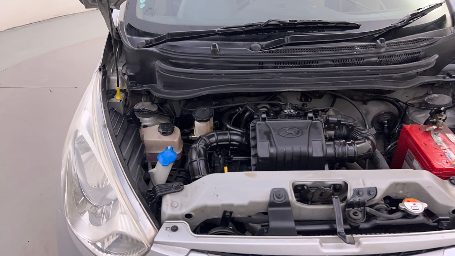 Used 2014 Hyundai Eon Era + Petrol Manual engine ENGINE RIGHT SIDE HINGE & APRON VIEW