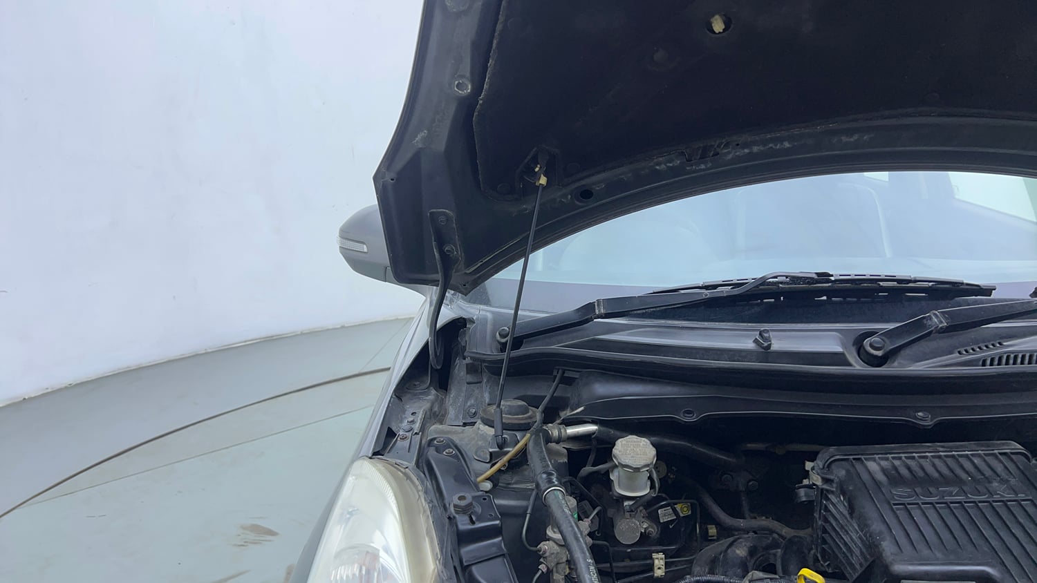 Used 2014 Maruti Suzuki Swift VXi Petrol Manual engine ENGINE RIGHT SIDE HINGE & APRON VIEW