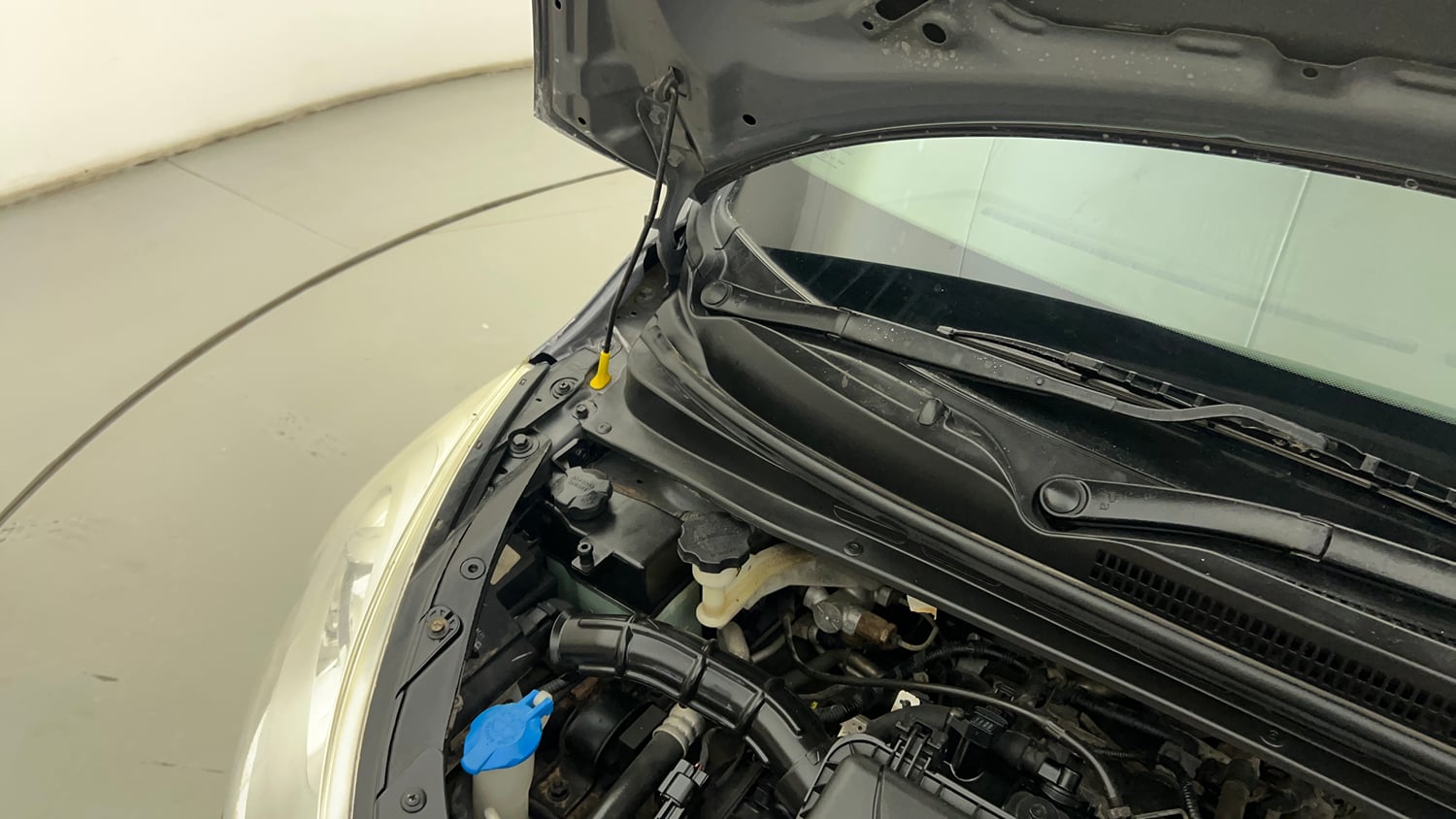 Used 2014 Hyundai i10 Magna 1.1 iRDE2 Petrol Manual engine ENGINE RIGHT SIDE HINGE & APRON VIEW