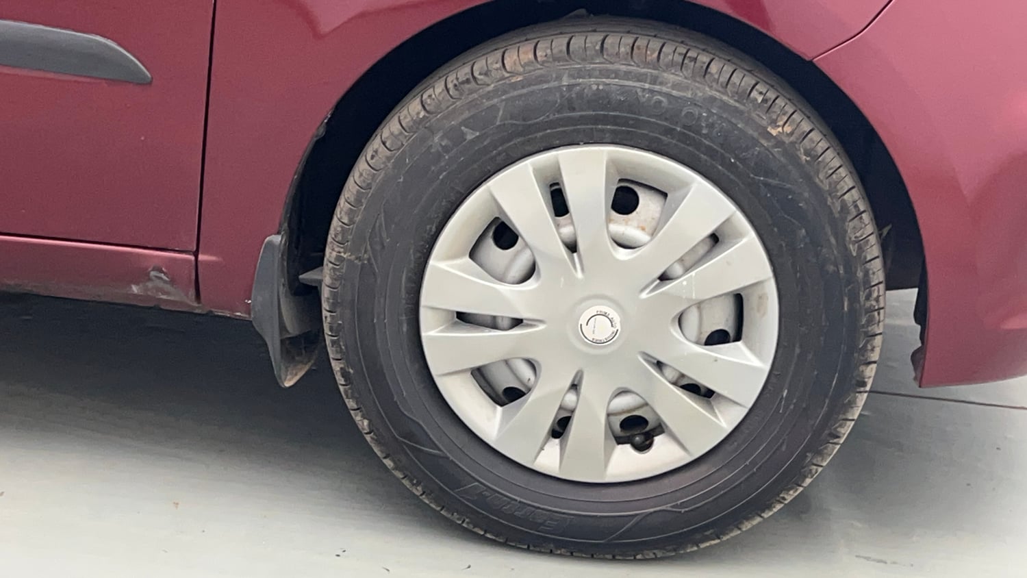 Used 2013 Hyundai i10 Era 1.1 iRDE2 Petrol Manual tyres RIGHT FRONT TYRE RIM VIEW