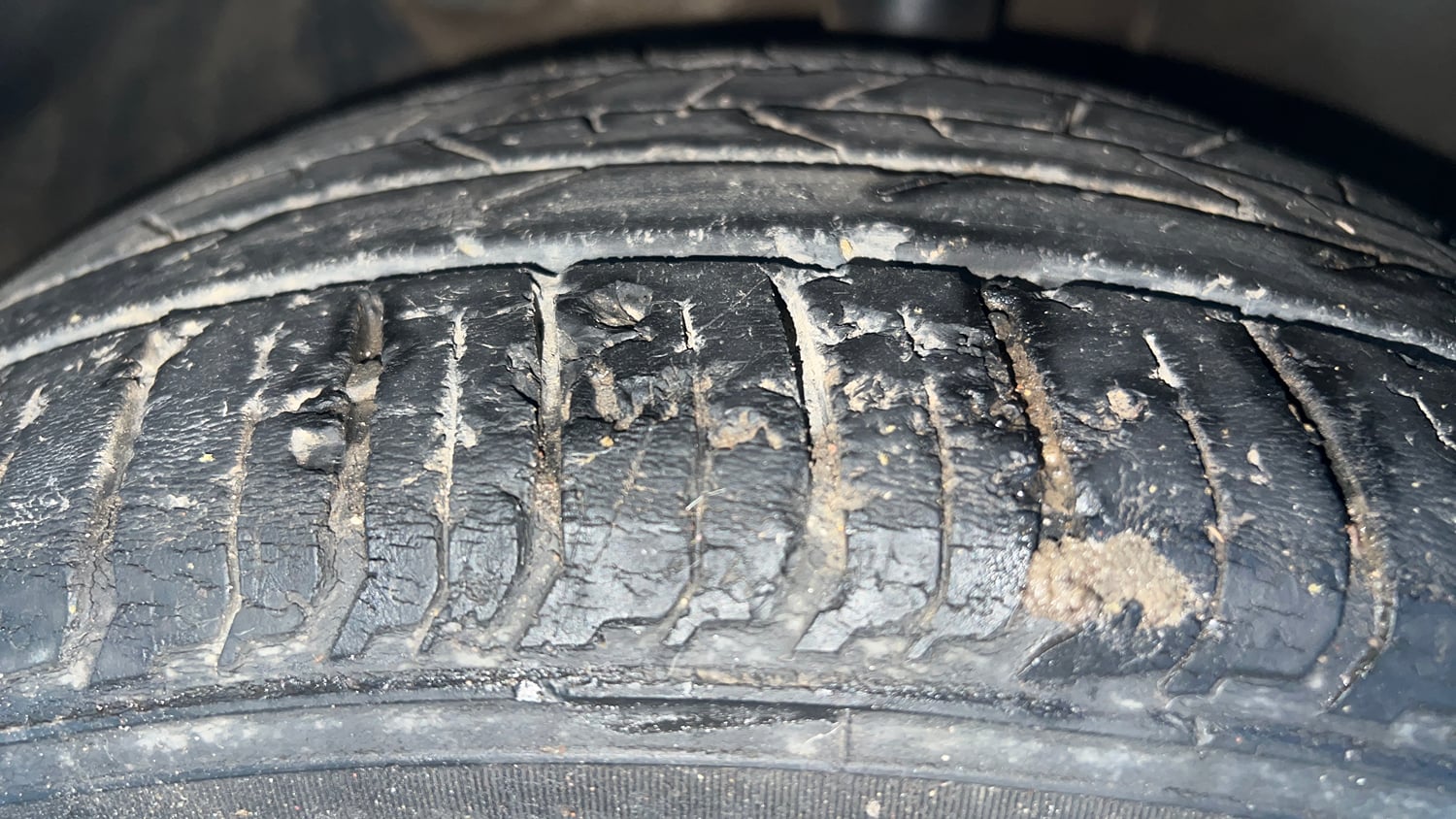 Used 2021 Hyundai New i20 Asta (O) 1.0 Turbo DCT Petrol Automatic tyres LEFT FRONT TYRE TREAD VIEW