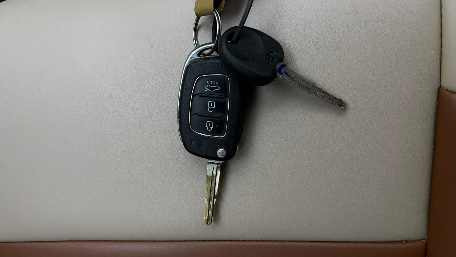 Used 2022 Hyundai Aura S 1.2 CNG Cng Manual extra CAR KEY VIEW