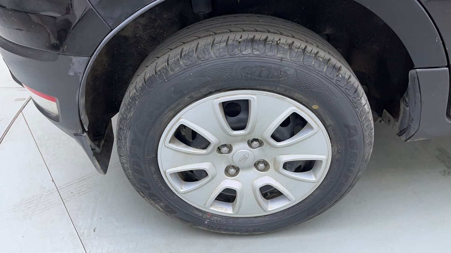 Used 2018 Ford EcoSport Ambiente 1.5L Ti-VCT Petrol Manual tyres RIGHT REAR TYRE RIM VIEW