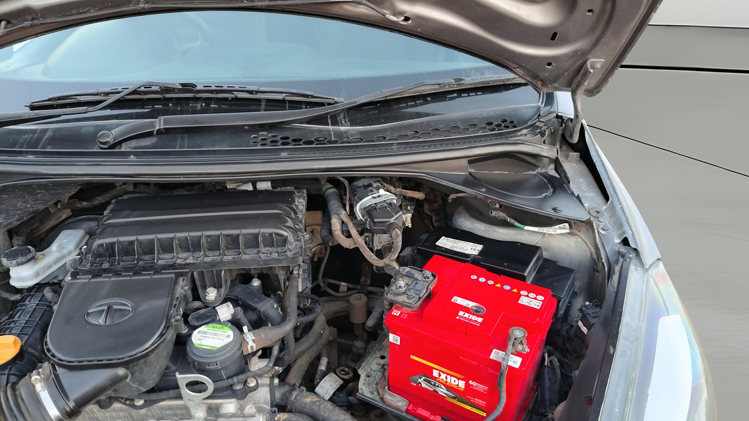 Used 2019 Tata Tiago Revotron XZ Plus Petrol Manual engine ENGINE LEFT SIDE HINGE & APRON VIEW