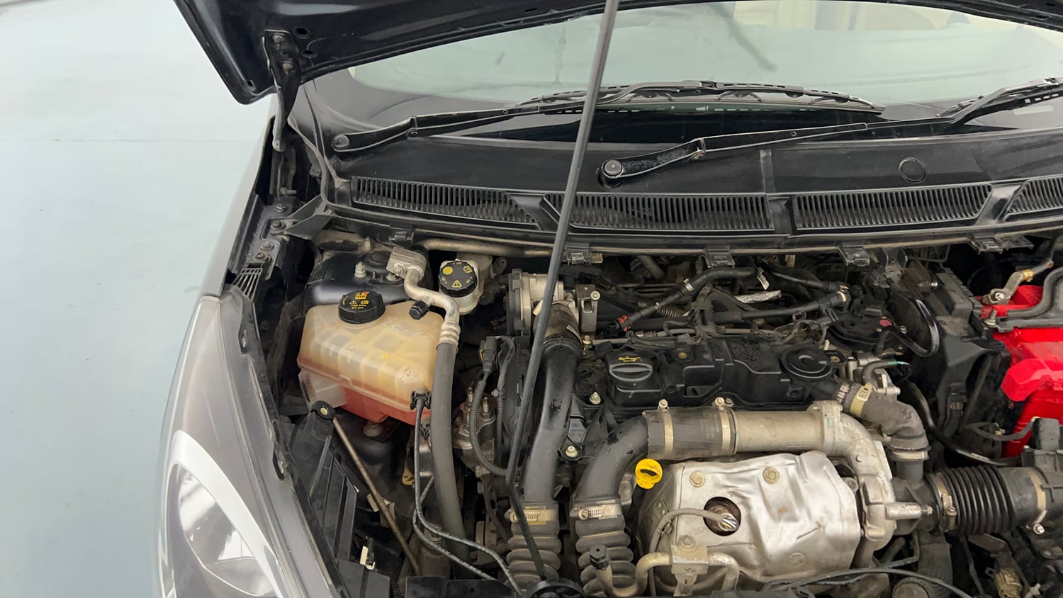 Used 2020 Ford Figo Aspire Titanium Plus 1.5 TDCi Diesel Manual engine ENGINE RIGHT SIDE HINGE & APRON VIEW