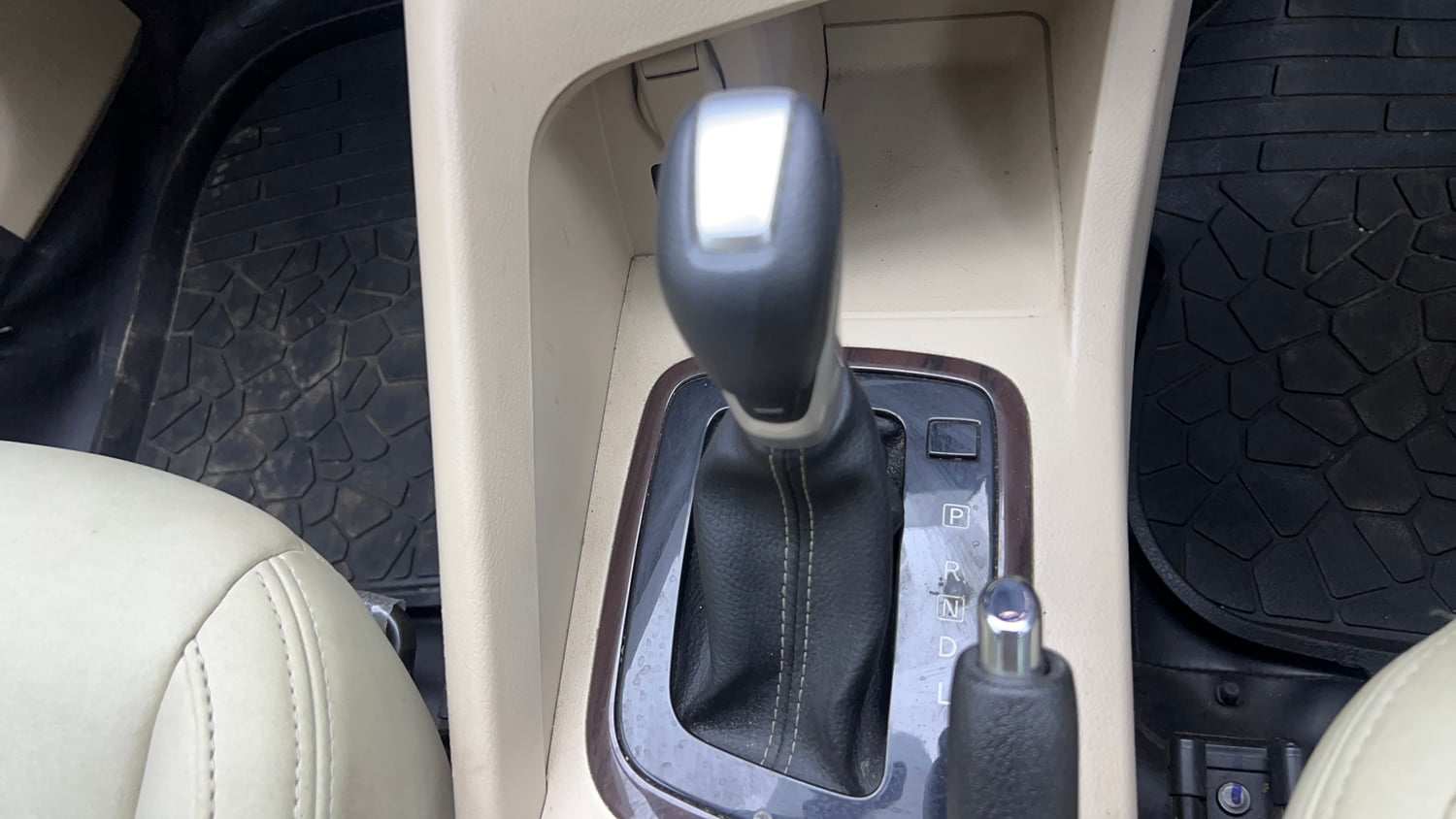 Used 2022 Nissan Magnite XV Turbo CVT Petrol Automatic interior GEAR  KNOB VIEW