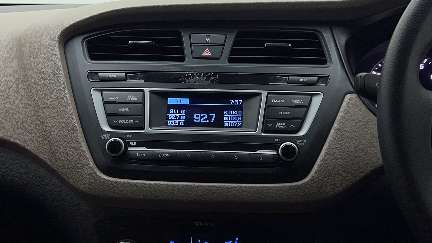 Used 2016 Hyundai Elite i20 Sportz 1.2 Petrol Manual top_features Integrated (in-dash) music system