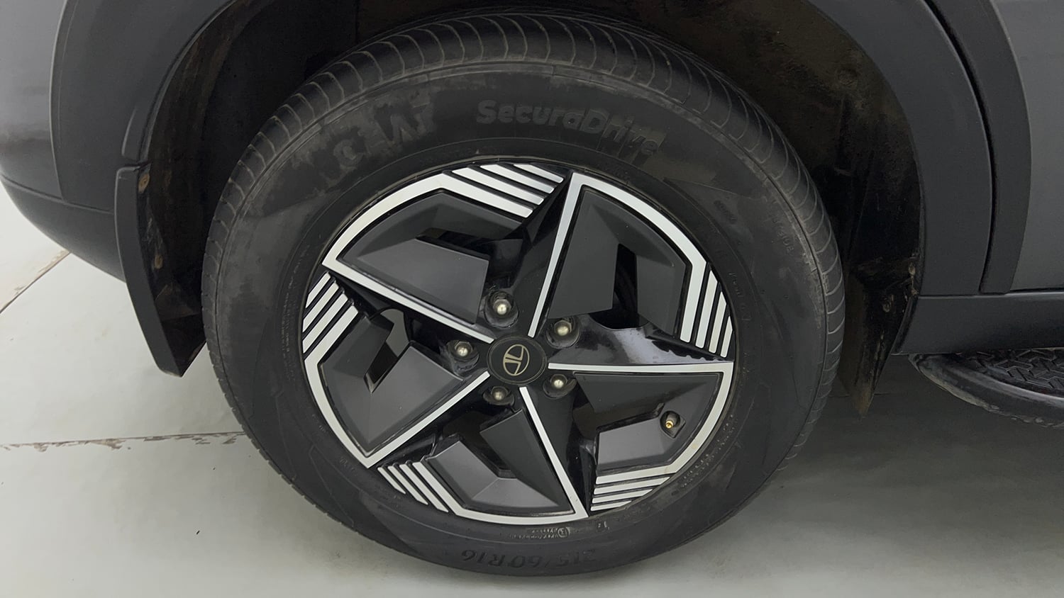 Used 2024 Tata Nexon Creative Plus 1.2 iCNG Cng Manual tyres RIGHT REAR TYRE RIM VIEW