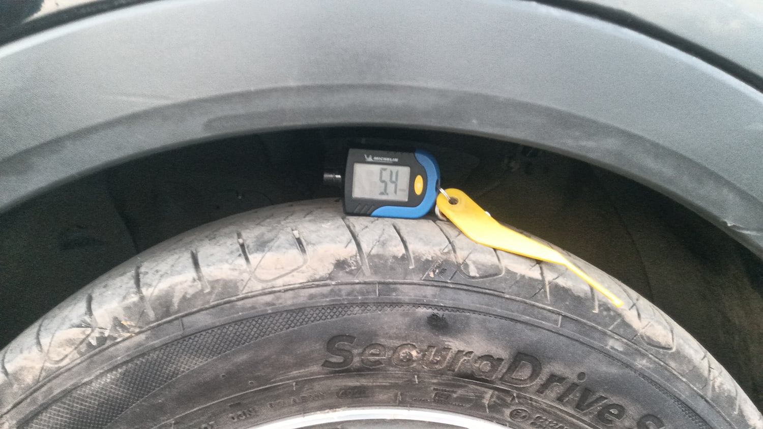 Used 2016 Hyundai Creta 1.6 SX Plus AT Petrol Petrol Automatic tyres LEFT FRONT TYRE TREAD VIEW