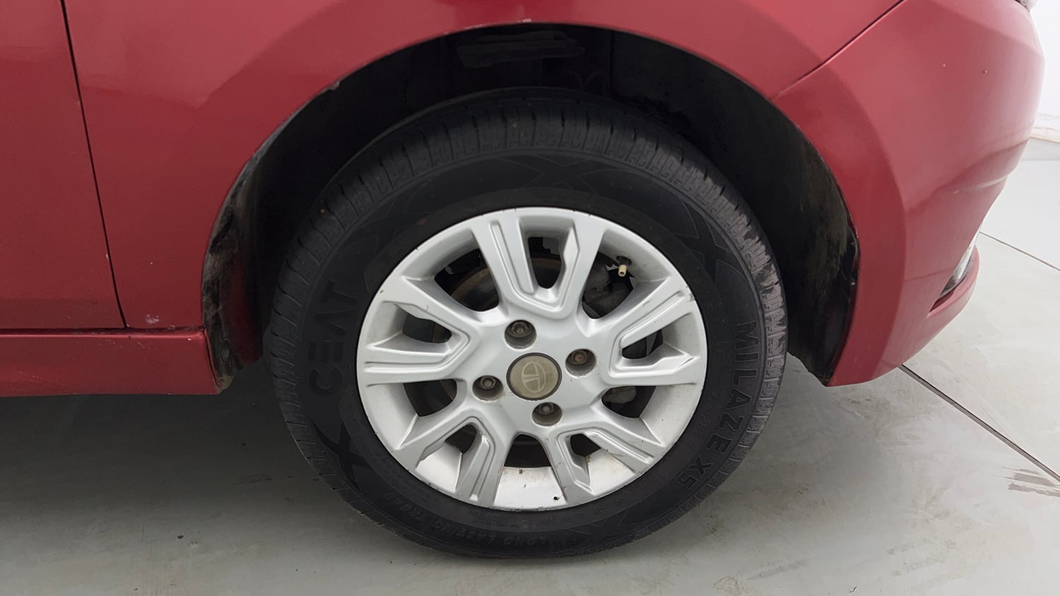 Used 2018 Tata Tiago Revotron XZA Petrol Automatic tyres RIGHT FRONT TYRE RIM VIEW