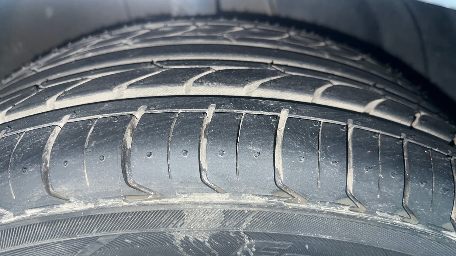 Used 2020 Hyundai New i20 Asta (O) 1.0 Turbo DCT Petrol Automatic tyres RIGHT FRONT TYRE TREAD VIEW