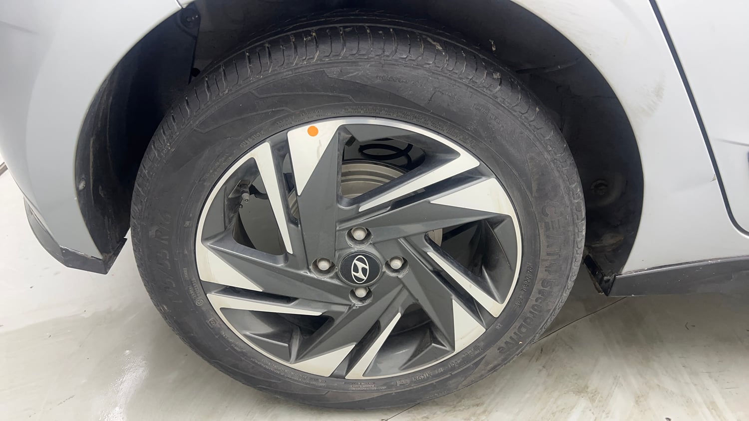 Used 2020 Hyundai New i20 Asta (O) 1.0 Turbo DCT Petrol Automatic tyres RIGHT REAR TYRE RIM VIEW