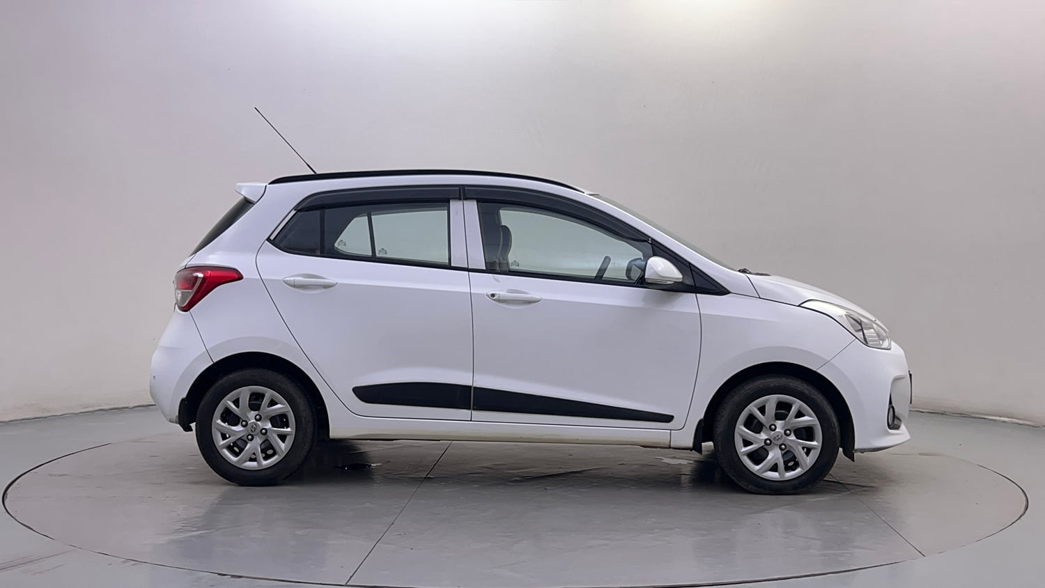 Used 2019 Hyundai Grand i10 Sportz 1.2 Kappa VTVT Petrol Manual exterior RIGHT SIDE VIEW