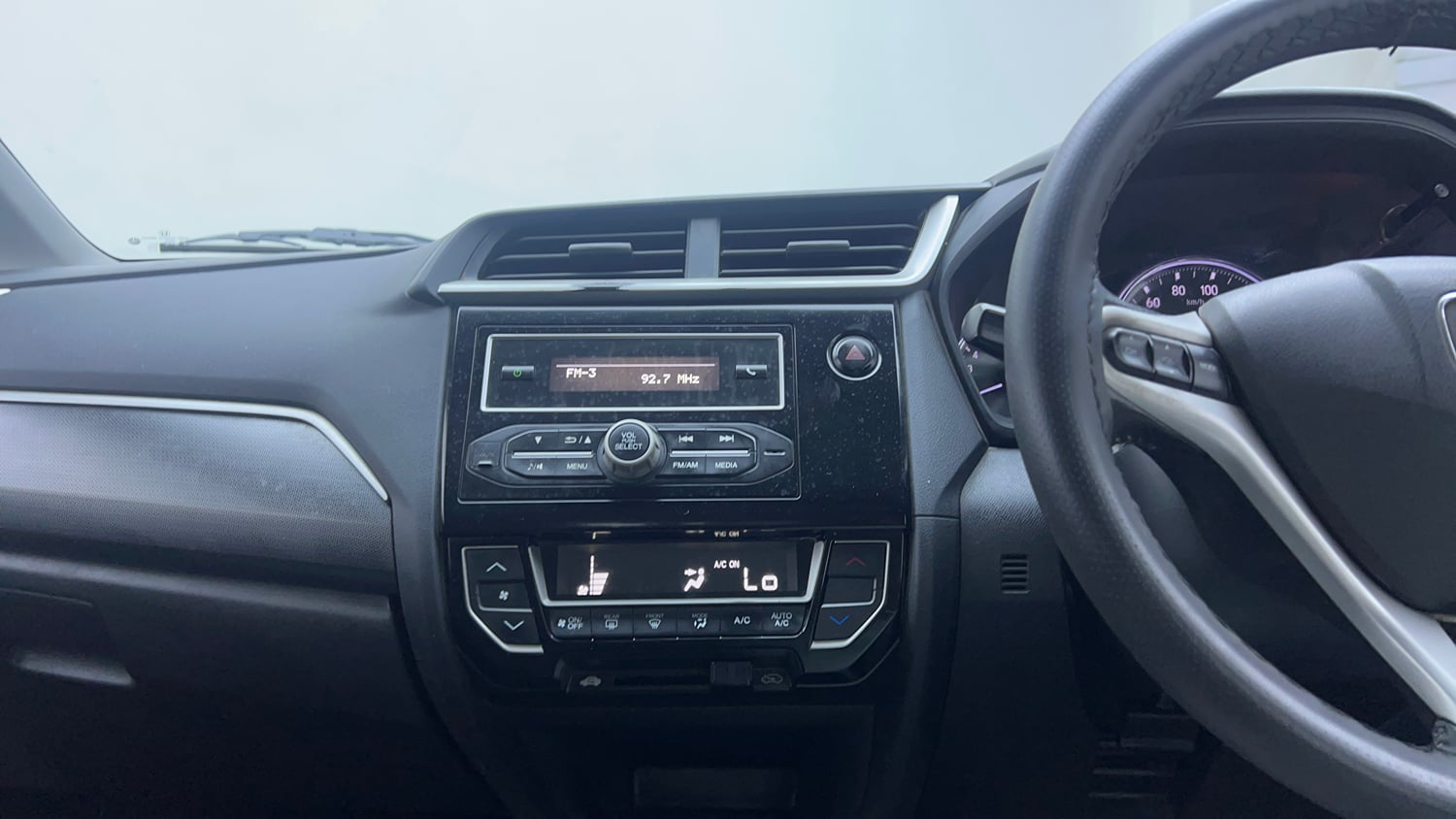 Used 2017 Honda BR-V VX Petrol Petrol Manual interior MUSIC SYSTEM & AC CONTROL VIEW